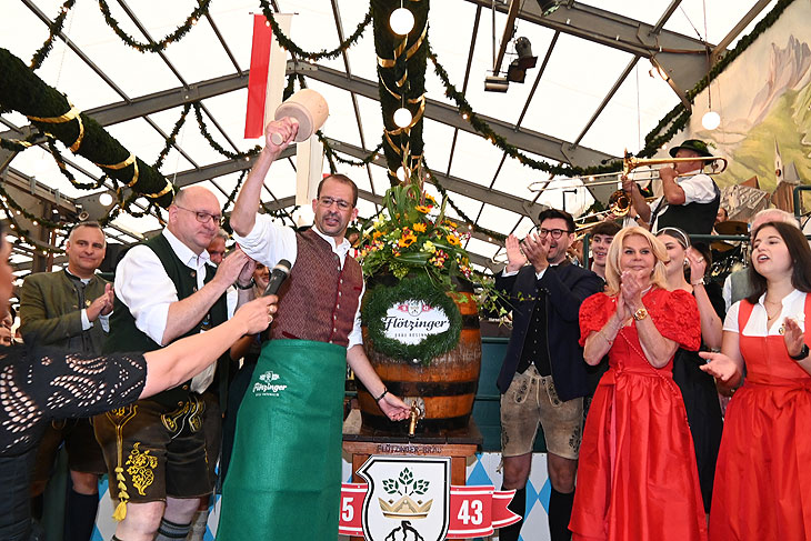 Anzapfen mit Oberbürgermeister Andreas März im Flötzinger Bräu Festzelt (©Foto: Ingrid Grossmann)